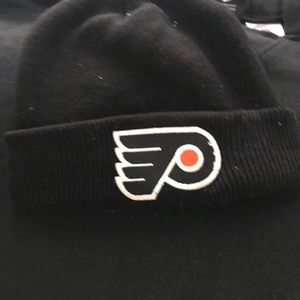 XL kids Flyers sweatshirt and hat Nike